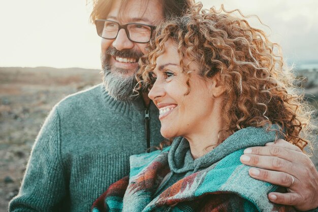 Retrato de personas adultas felices sonríen y disfrutan juntos de la actividad amorosa romántica Estilo de vida de pareja de alegría alegre con un hombre abrazando a una mujer y admitiendo al aire libre alrededor