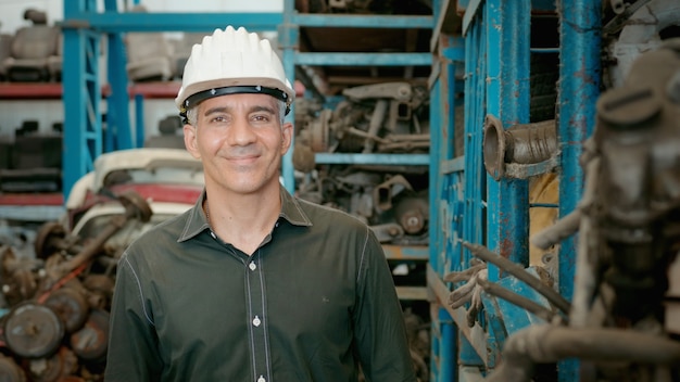 Retrato de personas de ingeniería caucásicas que trabajan en la planta industrial pesada Fábrica de piezas de motor.