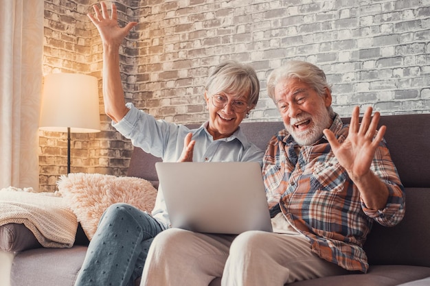 Retrato de personas maduras sorprendidas por un resultado Pareja de ancianos reaccionando a una noticia inesperada en su computadora portátil Disfrutando juntos en casa