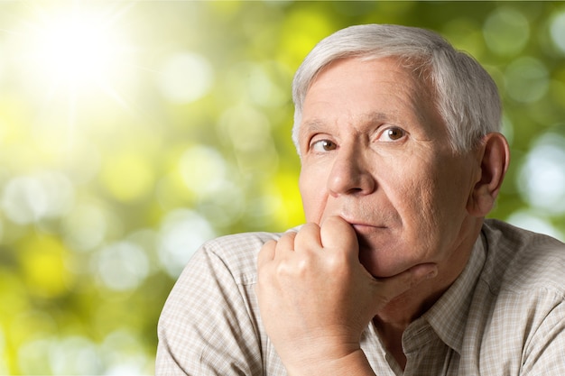 Retrato de personas mayores de triste anciano caucásico