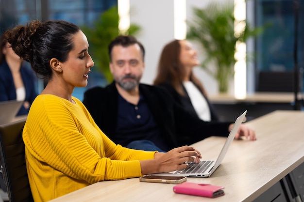 Retrato de personas de negocios profesionales mujer de negocios brasileña mirando a la cámara en la junta directiva conociendo el trabajo en equipo