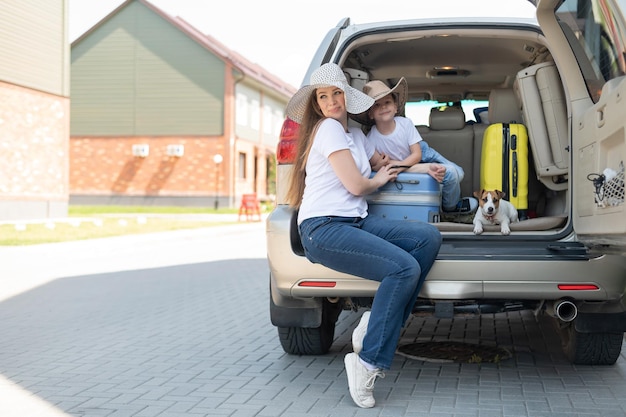 Foto retrato de personas sentadas en el coche