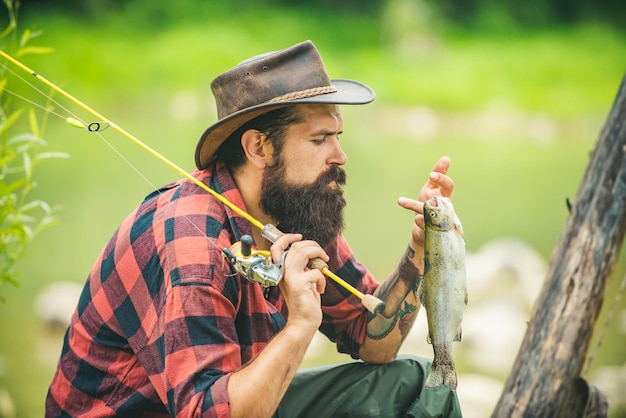 Retrato de pescador atrapó a un hombre pescando en el río