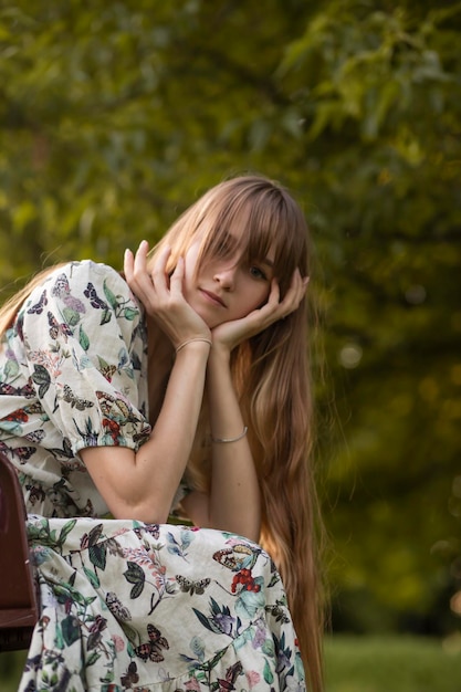 retrato de placer estético de una joven tierna en un vestido.