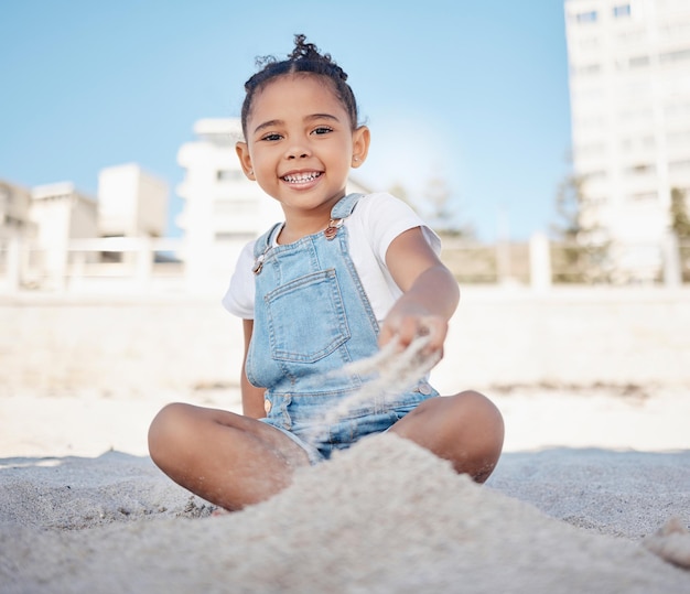 Retrato de playa o niña en una playa para jugar con libertad, paz y relajación en las vacaciones de verano en Brasil Viajar por la naturaleza o un niño feliz jugando a la orilla del mar o en la arena de la playa en un fin de semana soleado