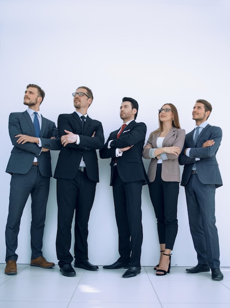 Retrato en pleno crecimiento del equipo de jóvenes empresarios