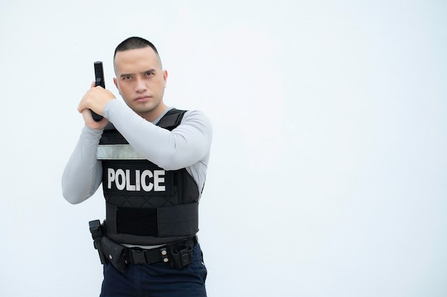 Foto retrato de policía sostenga el arma en la mano sobre fondo blancoapuesto policía asiático