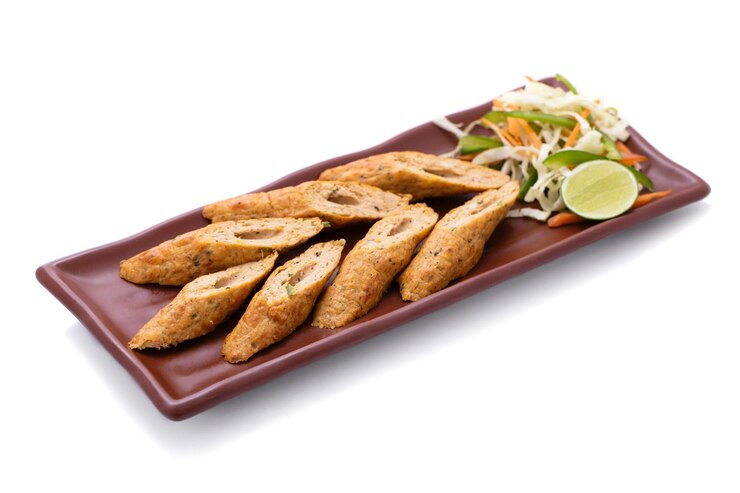 retrato de pollo seekh kebab indio servido con ensalada aislado sobre fondo blanco