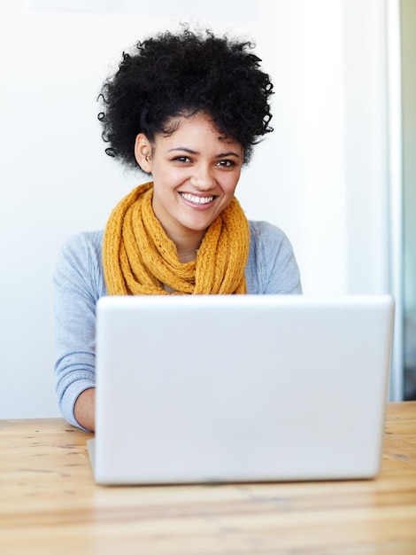 Retrato portátil y mujer feliz o estudiante con plataforma de aprendizaje electrónico registro universitario o solicitud universitaria en línea Cara de una persona africana en la computadora en el escritorio para educación o estudio remoto