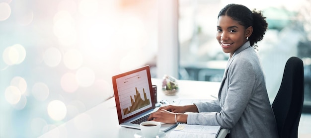 Retrato portátil y mujer con una sonrisa finanzas y sitio web con destello de lente internet e inversión Contador personal y trabajador con pantalla de PC y presupuesto con tablas y gráficos del mercado de valores