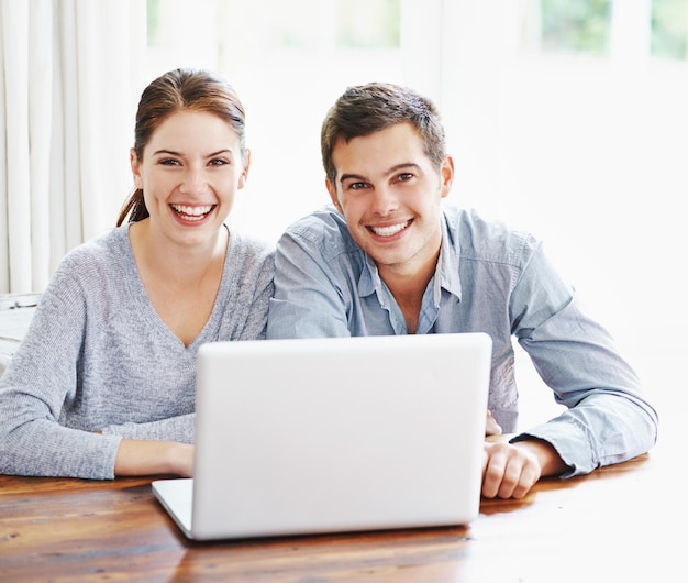 Retrato portátil y pareja en casa sonrisa y tiempo juntos en el apartamento descanso y fin de semana por el amor Casa mujer y hombre en una relación saludable feliz y en línea para películas de video o suscripción