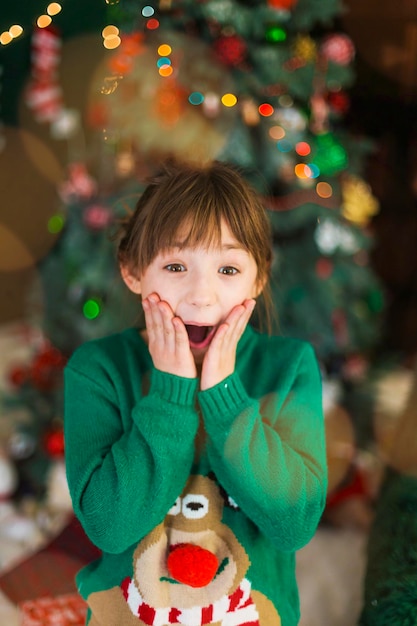 retrato, de, preguntando, niño, niña, antes, árbol de navidad