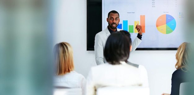 Retrato de presentación de hombre de negocios y pantalla para análisis de datos, propuesta de gráfico circular e infografías de ingresos. Persona africana profesional para cuadros y gráficos de informes financieros o reuniones de estadísticas.