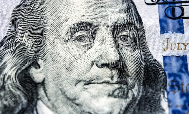 Retrato del presidente de estados unidos benjamin franklin en billete de cien dólares vista de cerca