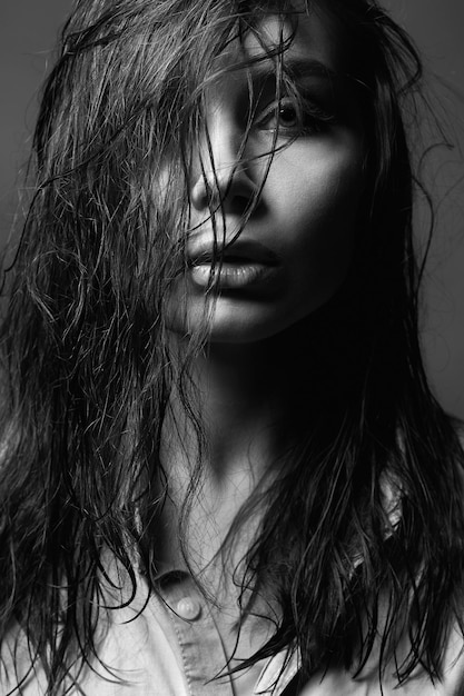Retrato preto e branco da jovem mulher molhada