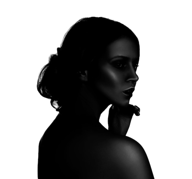 Foto retrato preto e branco de alto contraste de uma bela jovem