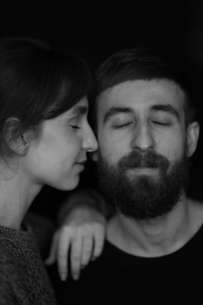 retrato preto e branco de um casal apaixonado em um fundo preto