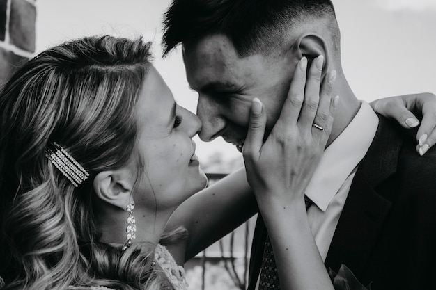 Foto retrato preto e branco de um close bonito de homem e mulher olhando um ao outro.