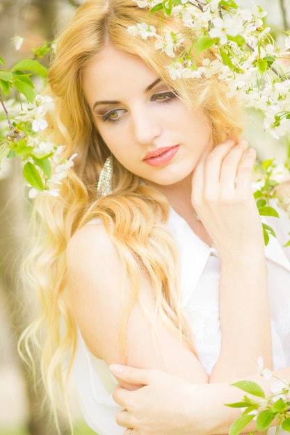 Retrato de primavera de una hermosa joven rubia.