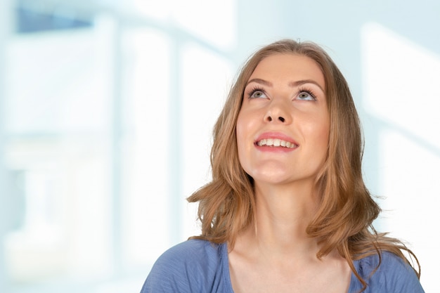 Retrato del primer de la muchacha hermosa sorprendida