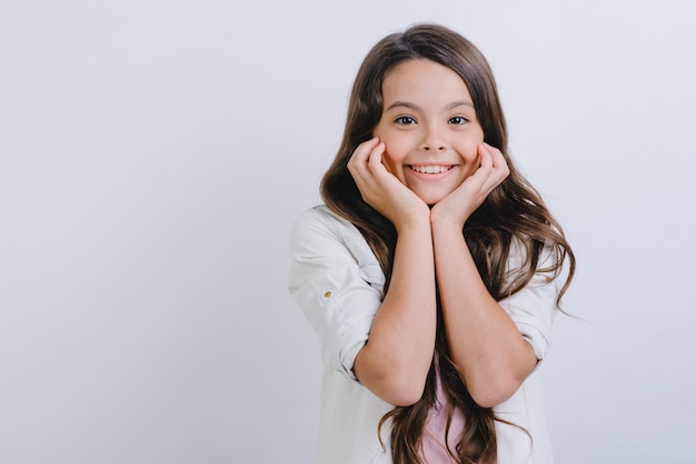 Foto retrato del primer de una niña encantadora sobre el estudio blanco