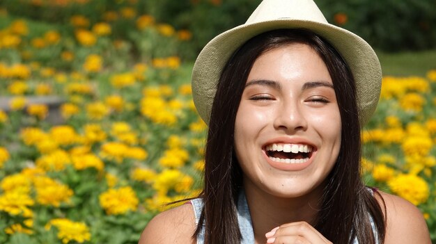 Foto retrato en primer plano de una adolescente riendo