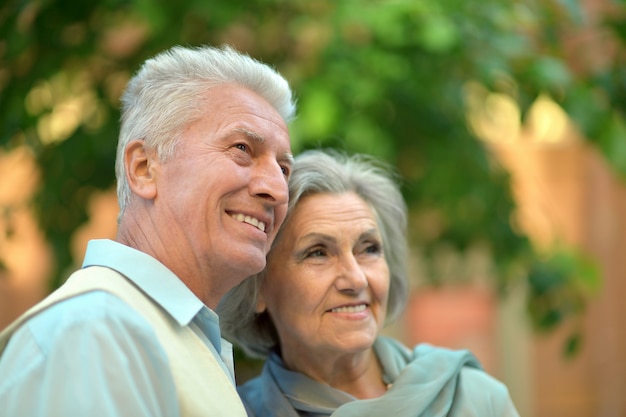 Retrato de primer plano al aire libre hermosa pareja de ancianos