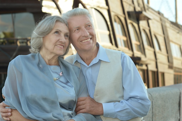 Retrato de primer plano al aire libre hermosa pareja de ancianos