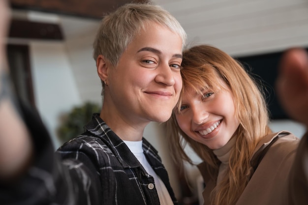 Retrato en primer plano de amantes que se toman selfies pareja romántica mejores amigas lesbianas LGBT que pasan tiempo juntas haciendo fotos para redes sociales concepto de amistad y relación romántica