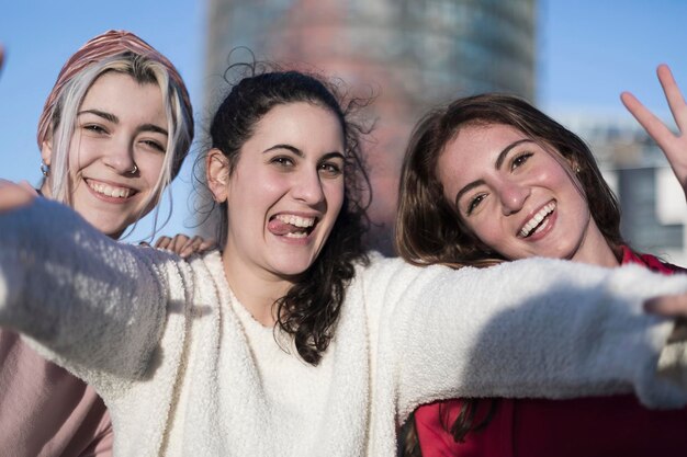 Foto retrato en primer plano de amigos sonrientes de pie en la ciudad