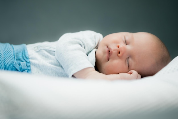 Retrato en primer plano de un bebé adorable durmiendo en la cama concepto de bebé de un año de edad