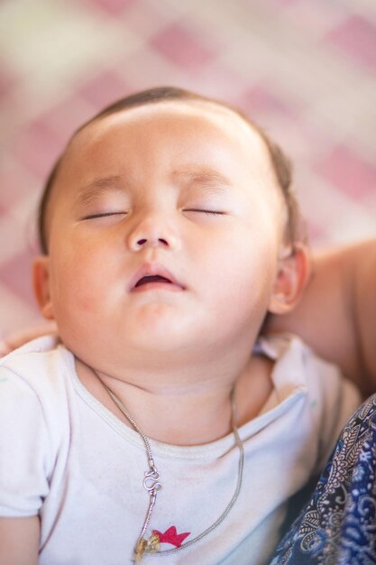 Retrato en primer plano de un bebé lindo durmiendo en la cama