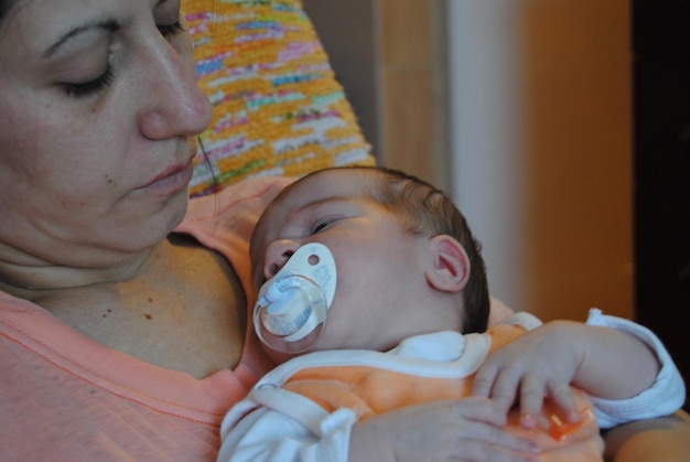 Foto retrato en primer plano de un bebé lindo