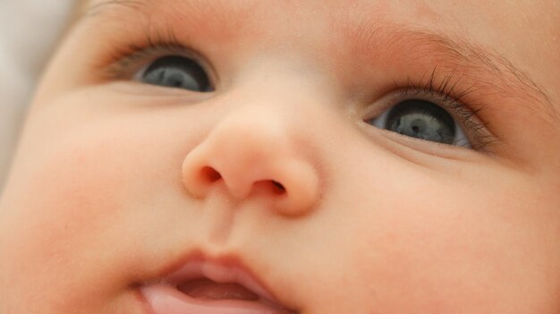 Foto retrato en primer plano de un bebé lindo