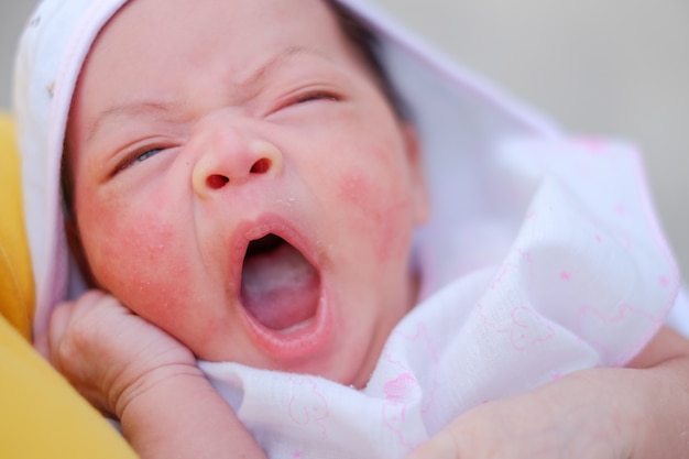 Foto retrato de primer plano de un bebé recién nacido