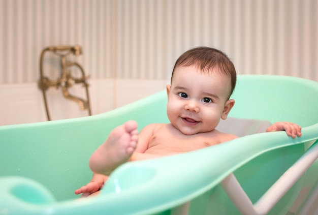Retrato en primer plano de un bebé sonriente en el baño