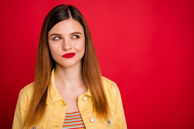 Retrato de primer plano de bonito atractivo encantador bastante lindo inseguro escéptico alegre alegre pelirroja niña pensar demasiado en la pista aislada sobre fondo de color rojo vibrante brillante brillo vivo