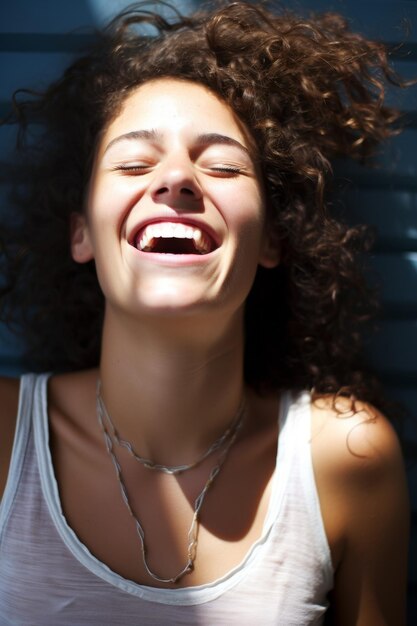 Retrato en primer plano de una chica contra la pared riendo con la cabeza echada hacia atrás feliz IA generativa