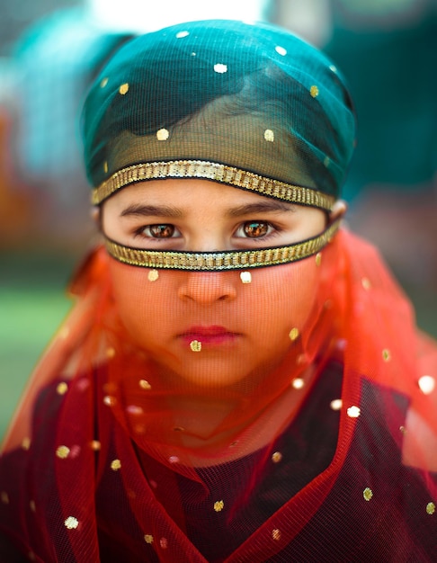 Foto retrato en primer plano de una chica con una dupatta