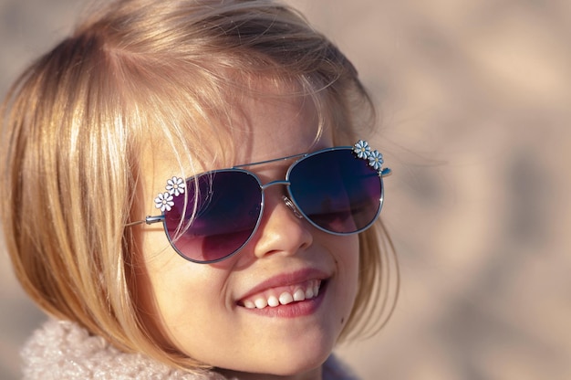 Foto retrato en primer plano de una chica feliz con gafas de sol