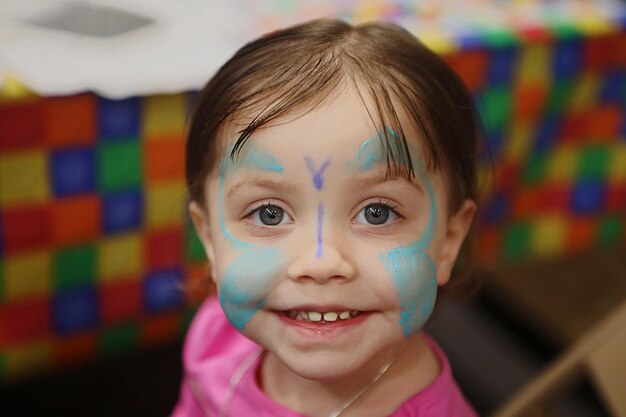 Foto retrato en primer plano de una chica linda con la cara pintada