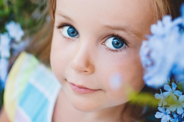Retrato en primer plano de una chica linda con ojos azules