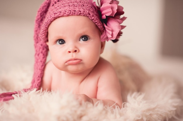 Foto retrato en primer plano de una chica linda que mira hacia otro lado