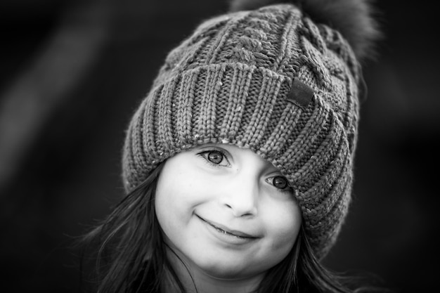 Retrato en primer plano de una chica linda con sombrero de punto