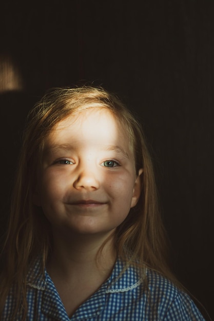 Retrato en primer plano de una chica sonriente