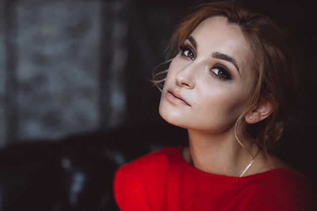 Retrato de primer plano de dama hermosa chica romántica en vestido rojo. Belleza, moda.