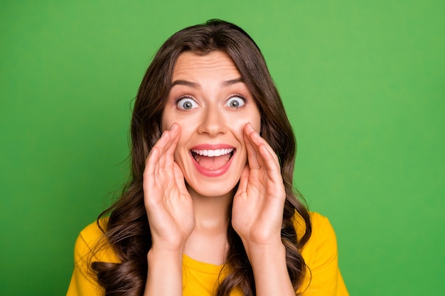 Retrato de primer plano de encantadora chica alegre alegre loca diciendo anuncio de consejos de noticias frescas aislado