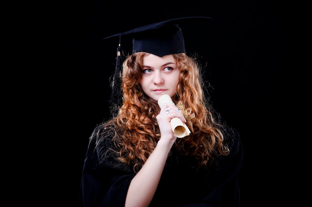 Retrato de primer plano. Europeo hermosa sonriente graduado graduado estudiante niña joven en tapa