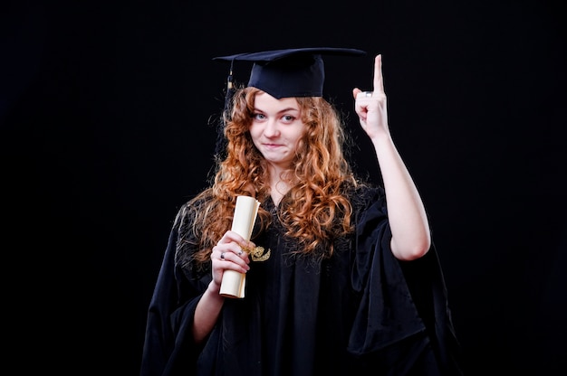 Retrato de primer plano. Europeo hermosa sonriente graduado graduado estudiante niña joven en tapa