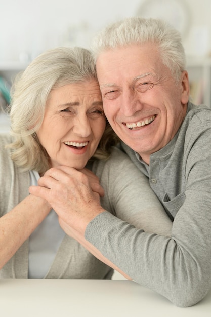 Retrato de primer plano de una feliz pareja de ancianos riéndose de casa